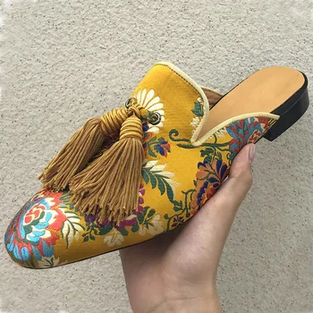 2019 Satén Zapatillas de los Hombres Puntera Redonda Bordado de la Flor de la Borla Plana Zapatos De los hombres Zapatos Casuales