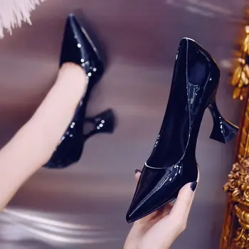 2020 nuevas fino y cómodo silvestre punta punta de cuero de patente única de los zapatos de las mujeres