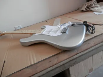 China fábrica de guitarras personalizadas Nuevo de Arce, diapasón de 6 cuerdas ST Plata Guitarra Eléctrica envío gratis 10yue5